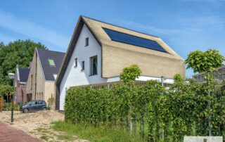 Családi ház Hollandiában, innovatív nádtető és napelem kombinációja - tökéletes összhang