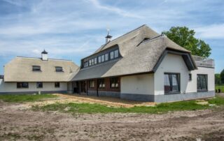 Innovatív nádtetővel fedett házak a holland pusztában